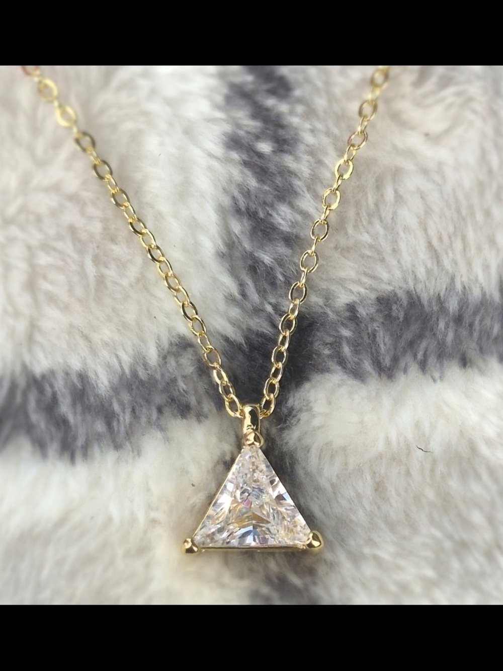 VVS1 Clarity D color Grade 2 Carat Trillion-Cut Moissanite Diamond Necklace